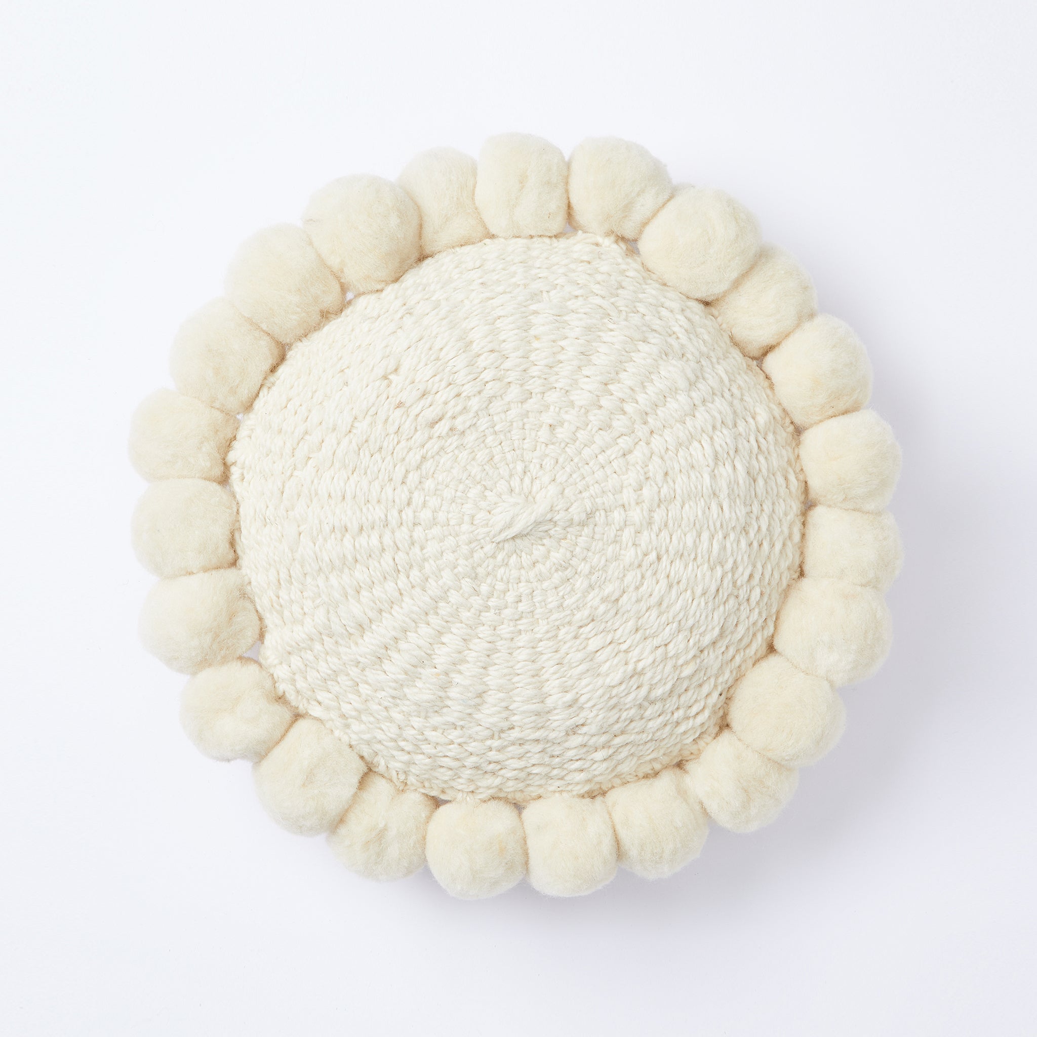 Pompom Kissen, liebevoll von Hand hergestellt aus 100% argentinischer Schurwolle.