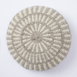 A great eye-catcher on your sofa or in your favourite armchair. Individual, lovingly hand-woven cushion made from 100% Argentinian sheep's wool with a traditional pattern. Sustainably and fairly produced. Colour: Natural white / grey Size: Diameter 50 cm