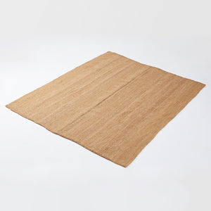 Carpet "Chaco" made of pure sheep's wool is hand-woven by experienced weavers in Argentina and is a unique designer piece that combines softness and warmth with the positive energy of sustainability.   Colour: Honey / Tobacco Handwoven in Argentina