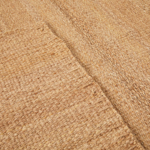 Handwoven carpet Chaco detail view. Stylishly rustic, vibrant & intense. Hand woven by expert weavers in Argentina, this pure sheep's wool rug is a unique designer piece that combines softness and warmth with the positive energy of sustainability. Colours: Beige/Honey/Tobacco Sizes: 160 x 200 cm, 200 x 300 cm - Discover now at BY NATIVE in our online shop.