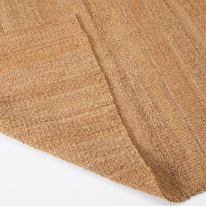 Handwoven carpet Chaco detail photo. Stylishly rustic, vibrant & intense. Hand woven by expert weavers in Argentina, this pure sheep wool rug is a unique designer piece that combines softness and warmth with the positive energy of sustainability. Colours: Beige/Honey/Tobacco Sizes: 160 x 200 cm, 200 x 300 cm - Discover now at BY NATIVE in our online shop.