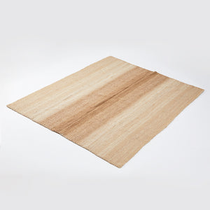 Handgewebter Teppich Cuyo aus dem Norden Argentiniens. Ein einzigartiges Designerstück, das Weichheit und Wärme mit der positiven Energie der Nachhaltigkeit verbindet.