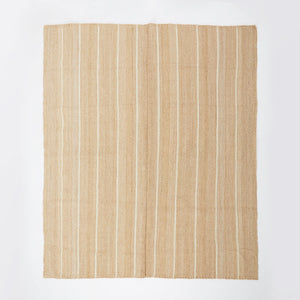 The "Monte" carpet is made of pure new wool and is hand-woven by experienced weavers in Argentina.