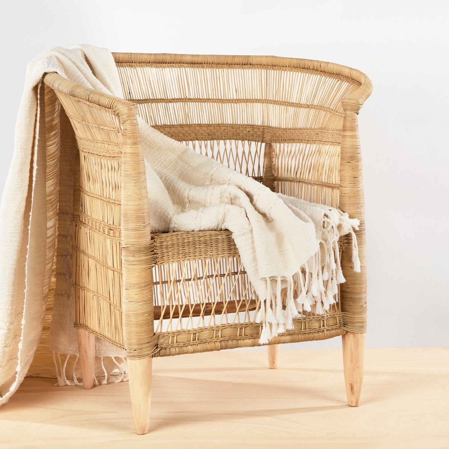 Rattan Sessel aus Malawi mit Wolldecke - By Native