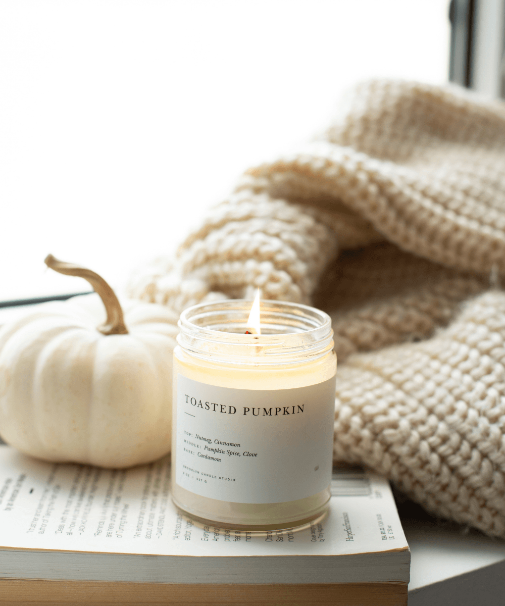 Der Duft der Brooklyn Candle Studio Zerze Toasted Pumpkin erfüllt den gesamten Raum. Handgegossen mit 100 % Sojawachs.