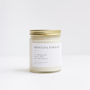 Brooklyn Candle Studio Duftkerze Montana Forest mit Deckel.  Handgegossen mit 100 % Sojawachs.