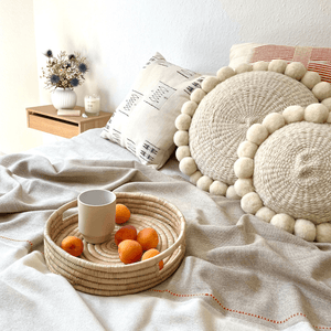 Moodbild mit Alpaka Decke Asiri und Salta Pom Pom Kissen - By Native