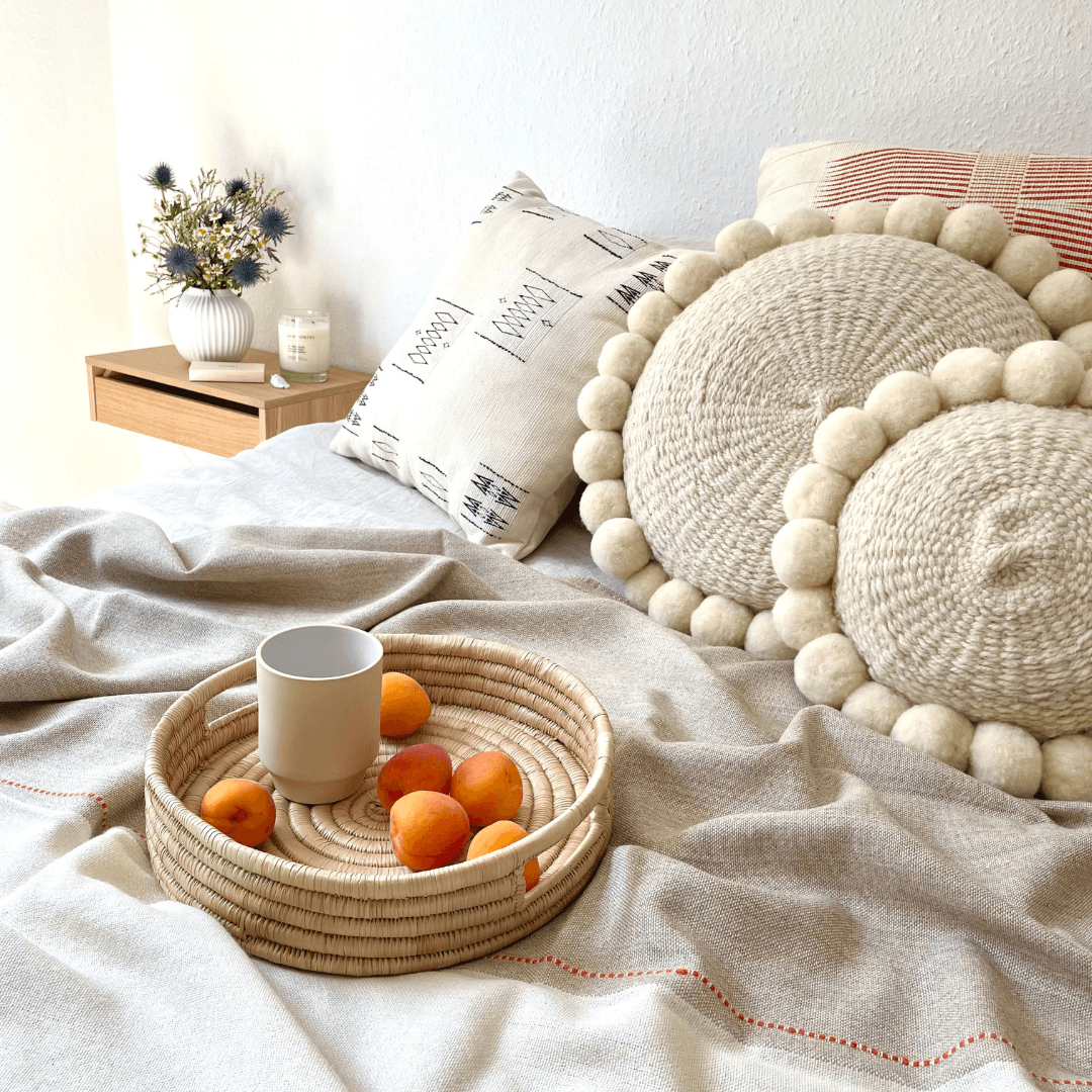 Rundes Pompom Kissen aus Wolle, Natur, handgewebt – By Native