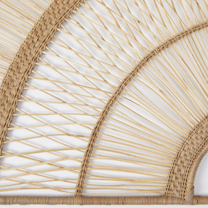 Detail Lugono Bett-Kopfteil aus Rattan geflochten. 