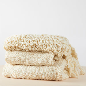 Handgewebte Merino Wolldecken Animaná und Sueno gefaltet mit einer weichen,  einzigartigen Textur mit langen Fransen