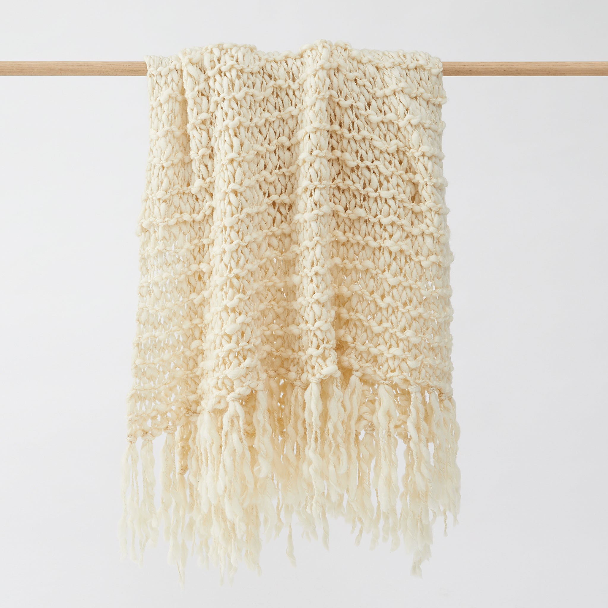 Handgewebte Merino Wolldecke Animaná. Diese Decke aus 100 % Merino-Biowolle aus Patagonien ist himmlisch weich und hat ein großes, offenes Gewebe, das eine einzigartige Textur erzeugt. 