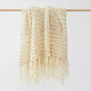 Handgewebte Merino Wolldecke Animaná. Diese Decke aus 100 % Merino-Biowolle aus Patagonien ist himmlisch weich und hat ein großes, offenes Gewebe, das eine einzigartige Textur erzeugt. 