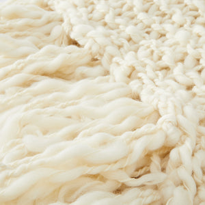 Handgewebte Merino Wolldecke Animaná  Detailaufnahme der weichen,  einzigartigen Textur mit langen Fransen