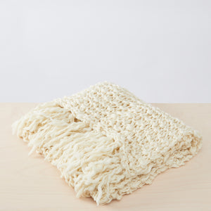 Handgewebte Merino Wolldecke Animaná,  gefaltete Ansicht mit  weicher,  einzigartiger Textur mit langen Fransen 