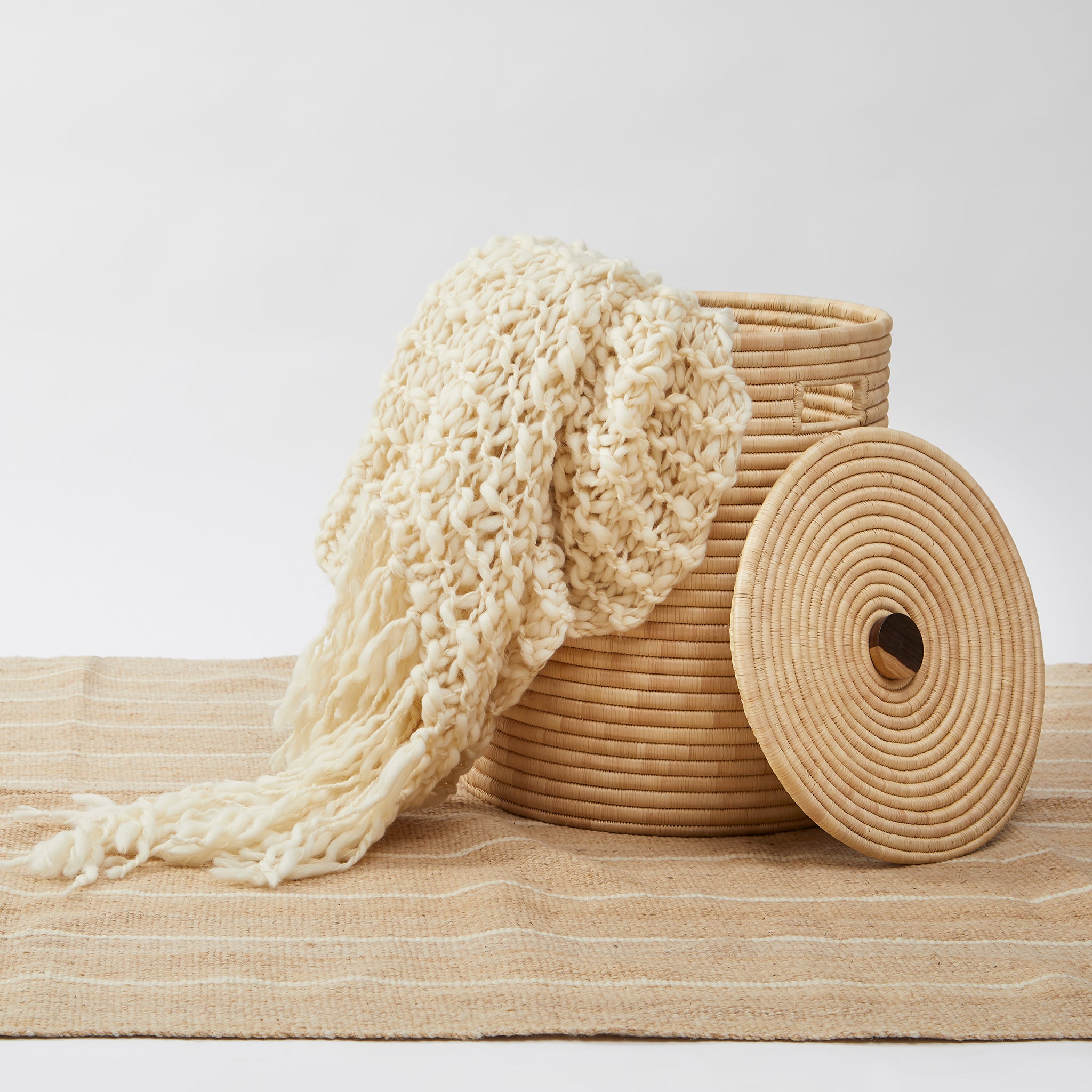 Handgewebte Merino Wolldecke Animaná Medium  und Wäschekorb 