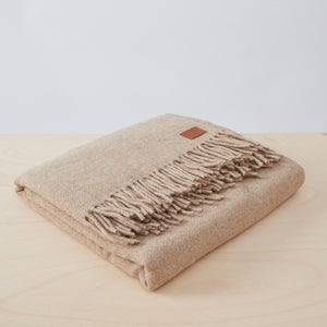 Lamadecke "Puna" in Beige, gefaltet. 