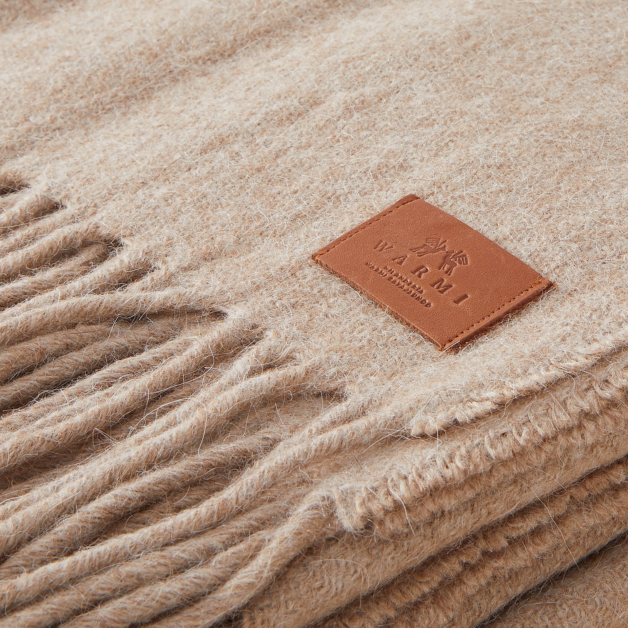 By Native - Hochwertige Lamadecke Puna in Beige, Detailansicht. 