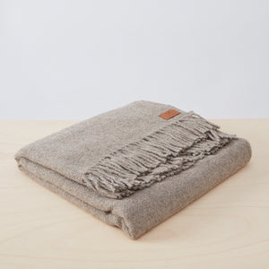 Lamadecke von By Native in Taupe.