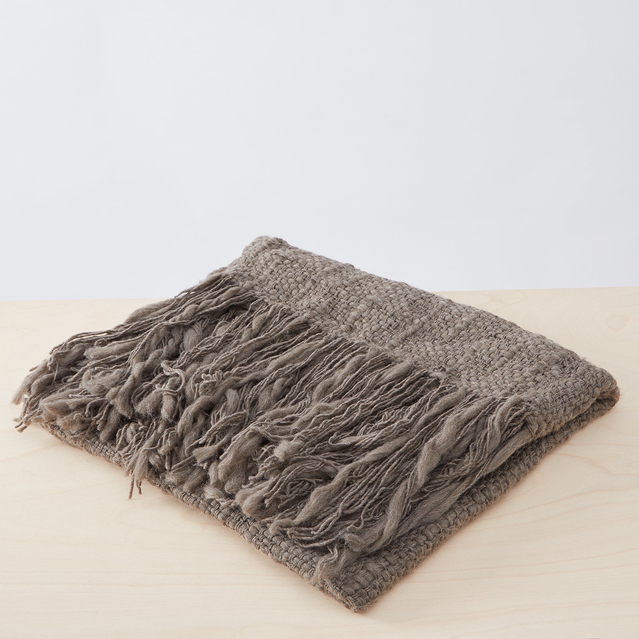 Handgewebte, himmlisch weiche Merino-Decke Sueño aus der besten, unbehandelten Wolle Patagoniens. Diese Decken sind nicht nur Unikate, sondern wahre Kunstwerke. Jetzt bei By Native online shoppen.