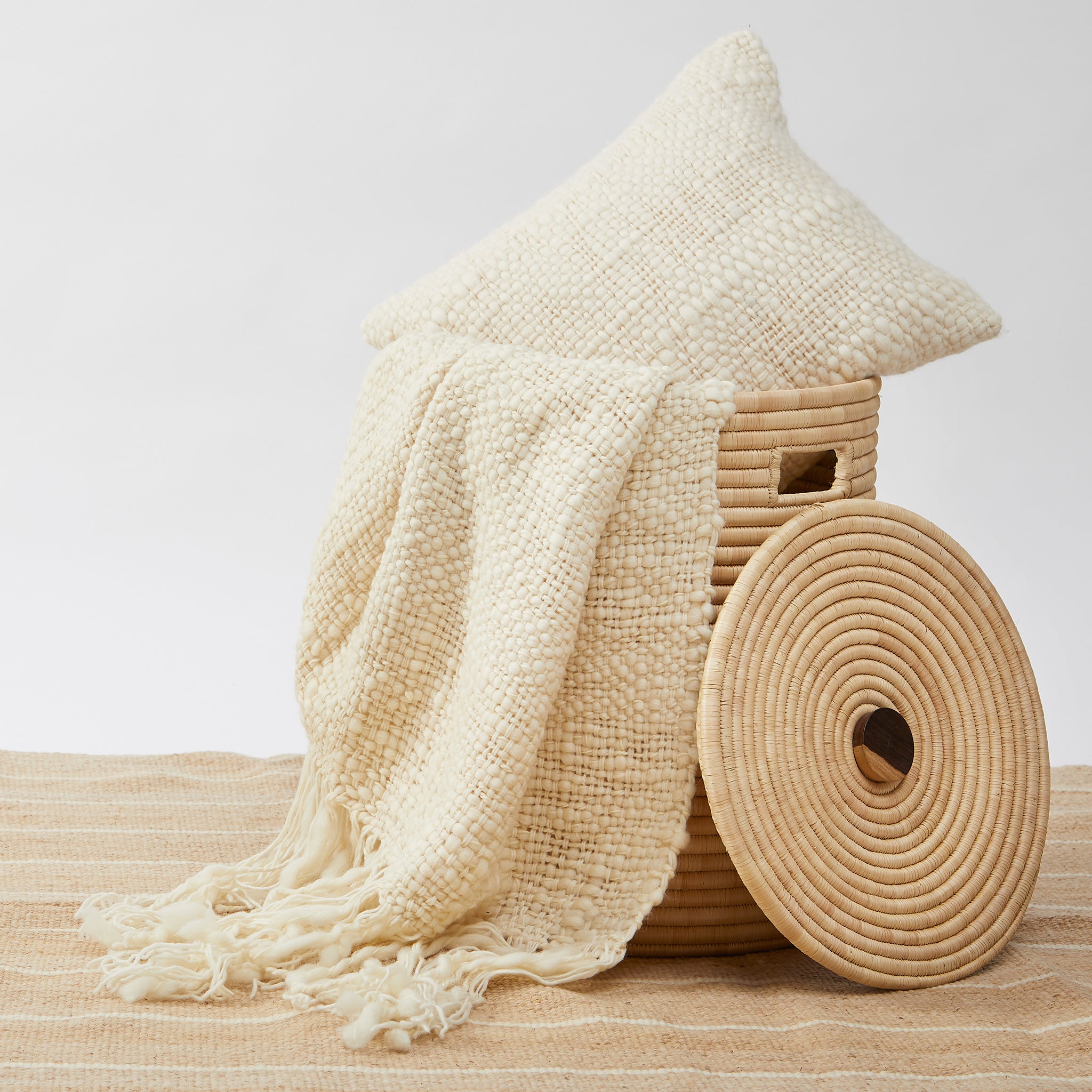 Handgewebte Merino Wolldecke Sueño und geflochtener Wäschekorb - By Native