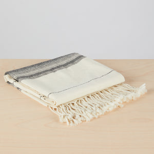 Handgewebte Alpakadecke Coya gefaltet. Besonders weiche, handgewebte, detailreiche Decke aus 100% Baby-Alpakawolle.