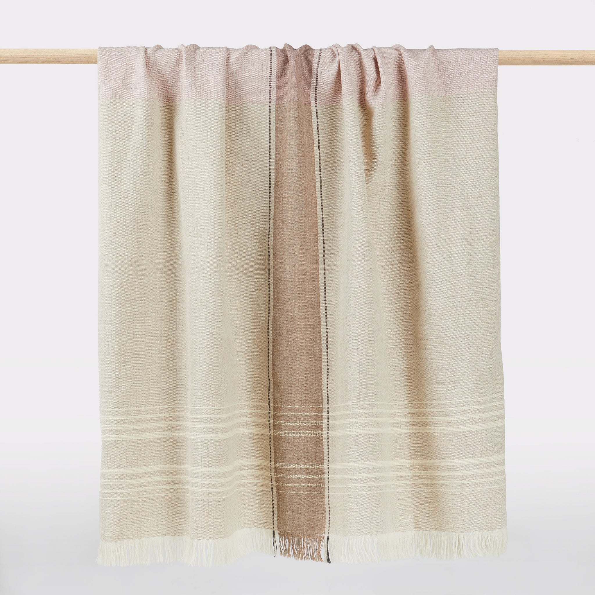 Handgewebt fuer By Native in Peru: Wunderschoene Baby-Alpaka Decke in der Farbkombination grau, beige, natur und altrosa mit Wimpernfransen und Hochrelief-Streifen. Groeße: 178 x 128 cm Farben: Grau / Beige / Natur / Altrosa