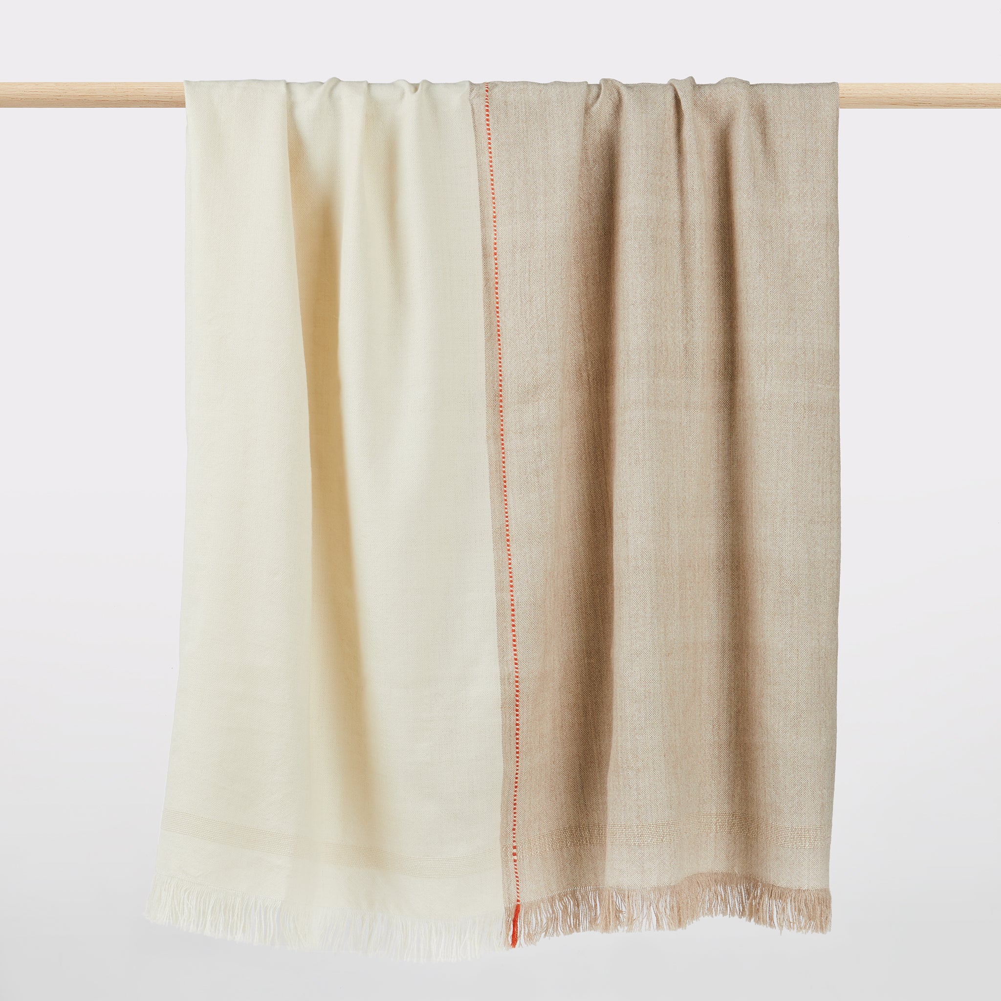 Stilvolle, handgewebte BY NATIVE  Decke "Asiri" aus weichem Baby-Alpaka in Naturfarben. Mit Fransen, Hochrelief-Streifen und einem schmalen Kontraststreifen als Eyecatcher.