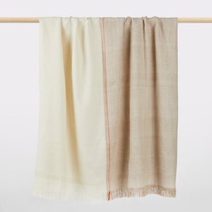 Stilvolle, handgewebte BY NATIVE  Decke "Asiri" aus weichem Baby-Alpaka in Naturfarben. Mit Fransen, Hochrelief-Streifen und einem schmalen Kontraststreifen als Eyecatcher.
