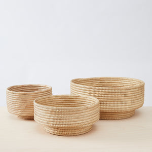 Gruppe Dengu Körbe und Schalen. Handgeflochten aus Rattan in Malawi. 