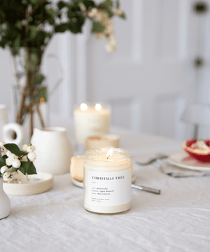 Brooklyn Candle Studio Duftkerze Christmas Tree Mood Foto weihnachtlich gedeckter Tisch