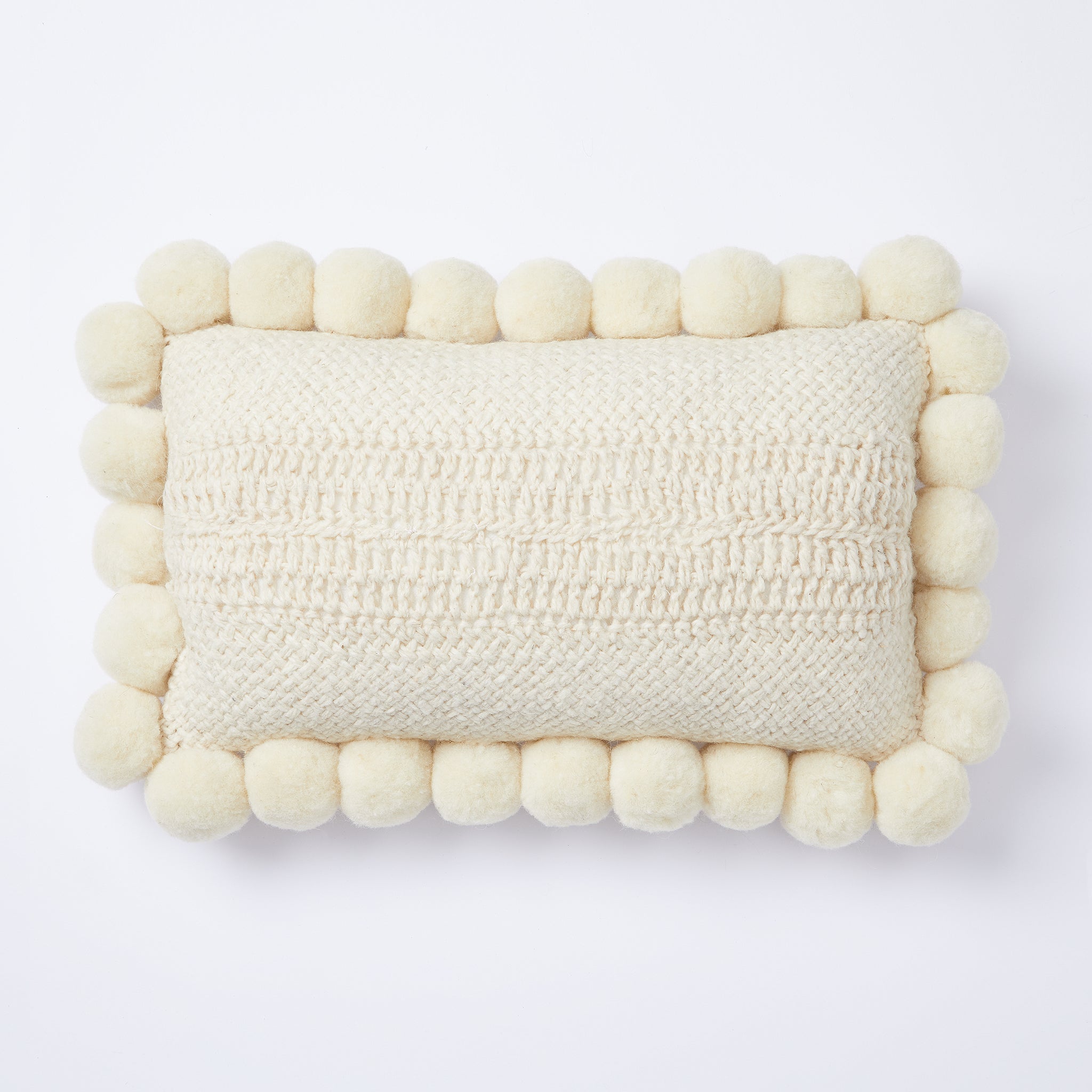 Rückseite Pom Pom Kissen Rechteck "Salta" aus 100% Schurwolle - BY NATIVE