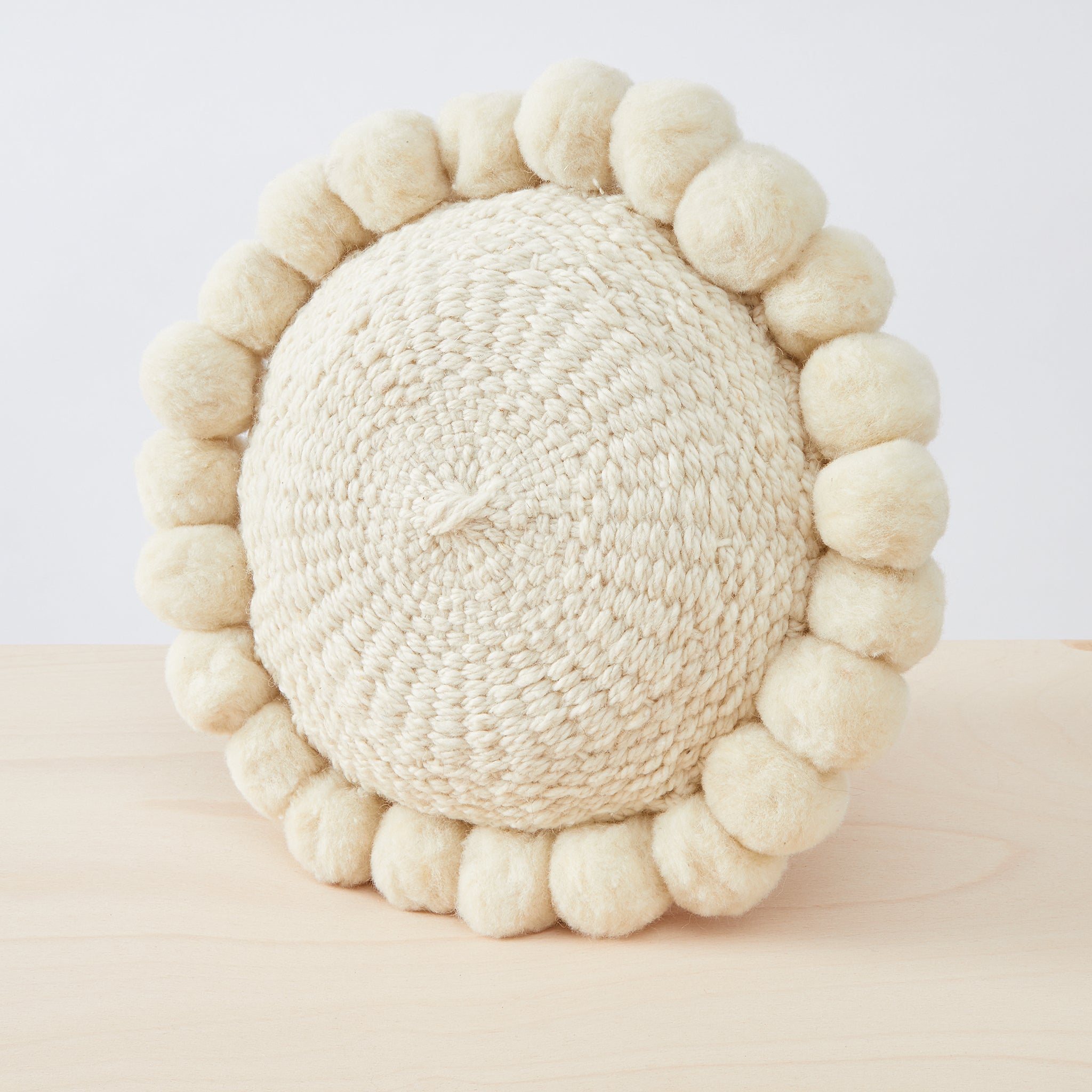 Kleines Pom Pom Kissen reiner Schurwolle Ein toller Blickfang auf deinem Sofa oder in deinem Lieblingssessel.