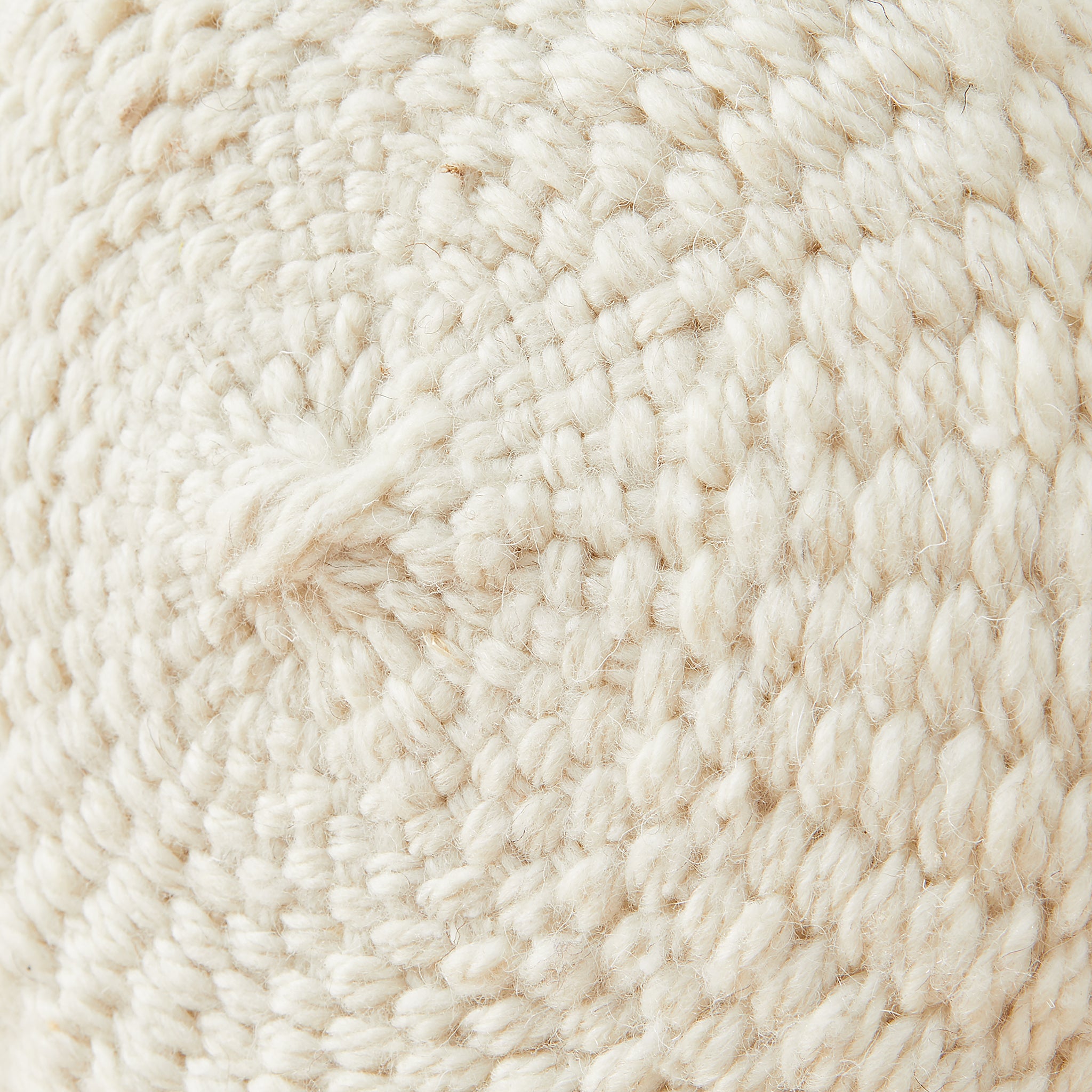 Detailaufnahme Pom Pom Kissen aus 100% Schurwolle. 