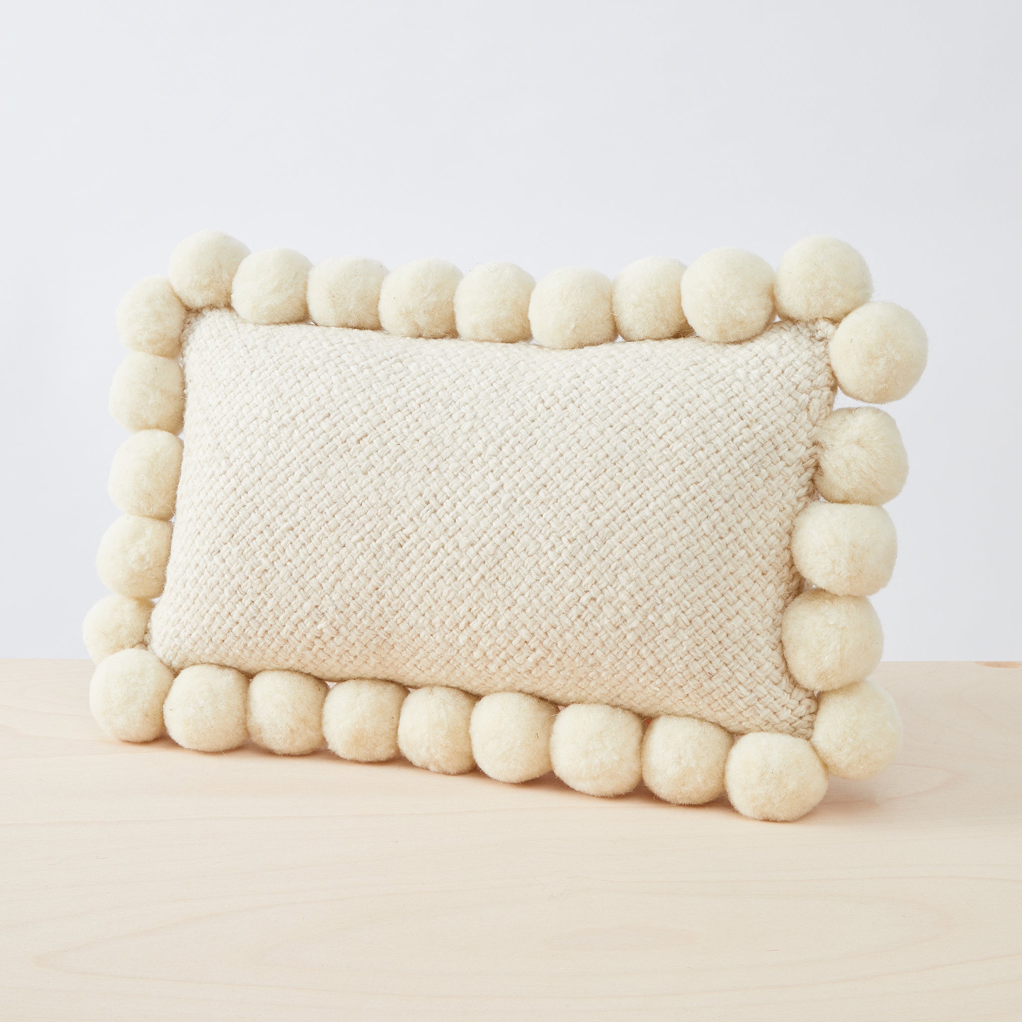 Pom Pom Kissen Rechteck aus 100% Schurwolle I BY NATIVE