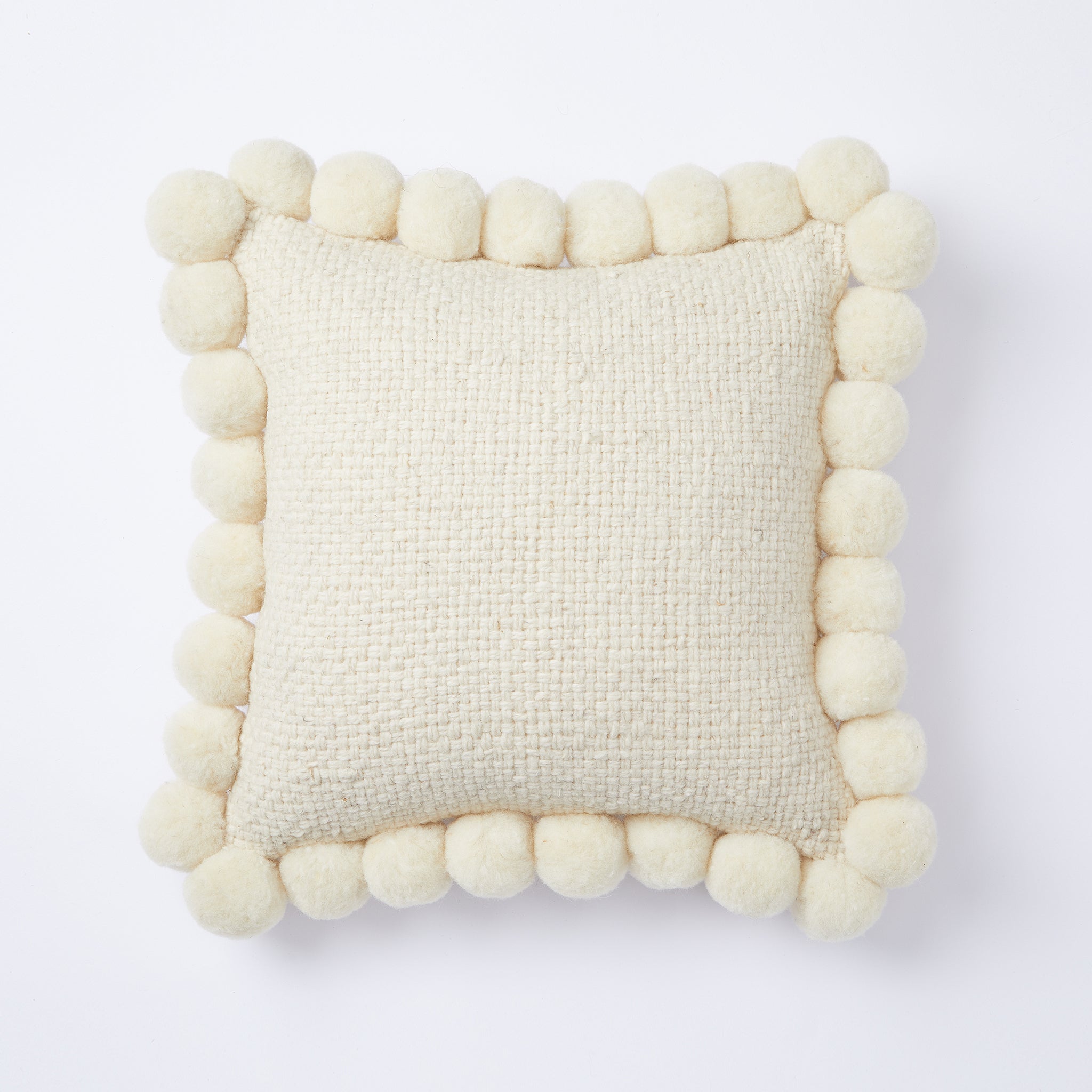 Ein toller Blickfang auf deinem Sofa oder in deinem Lieblingssessel. Individuelles, liebevoll von Hand hergestelltes BY NATIVE  Pom Pom Kissen aus 100% argentinischer Schurwolle.