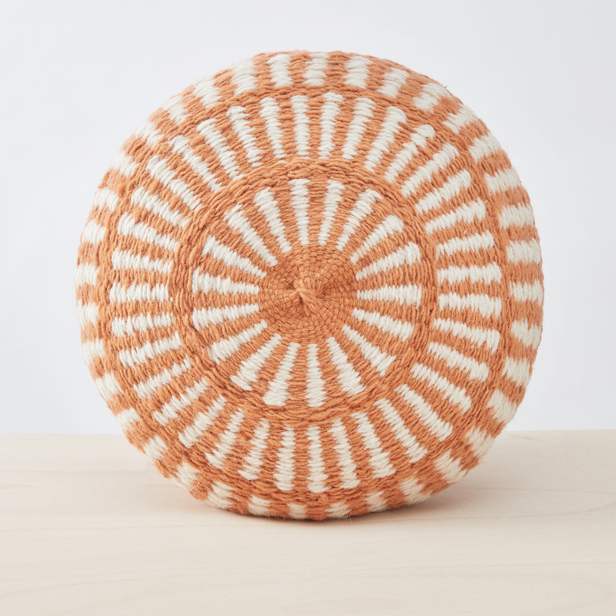 Vorderansicht Handgewebtes Kissen Salta Large, Naturweiß & Burned Orange. Ein toller Blickfang auf deinem Sofa oder in deinem Lieblingssessel.