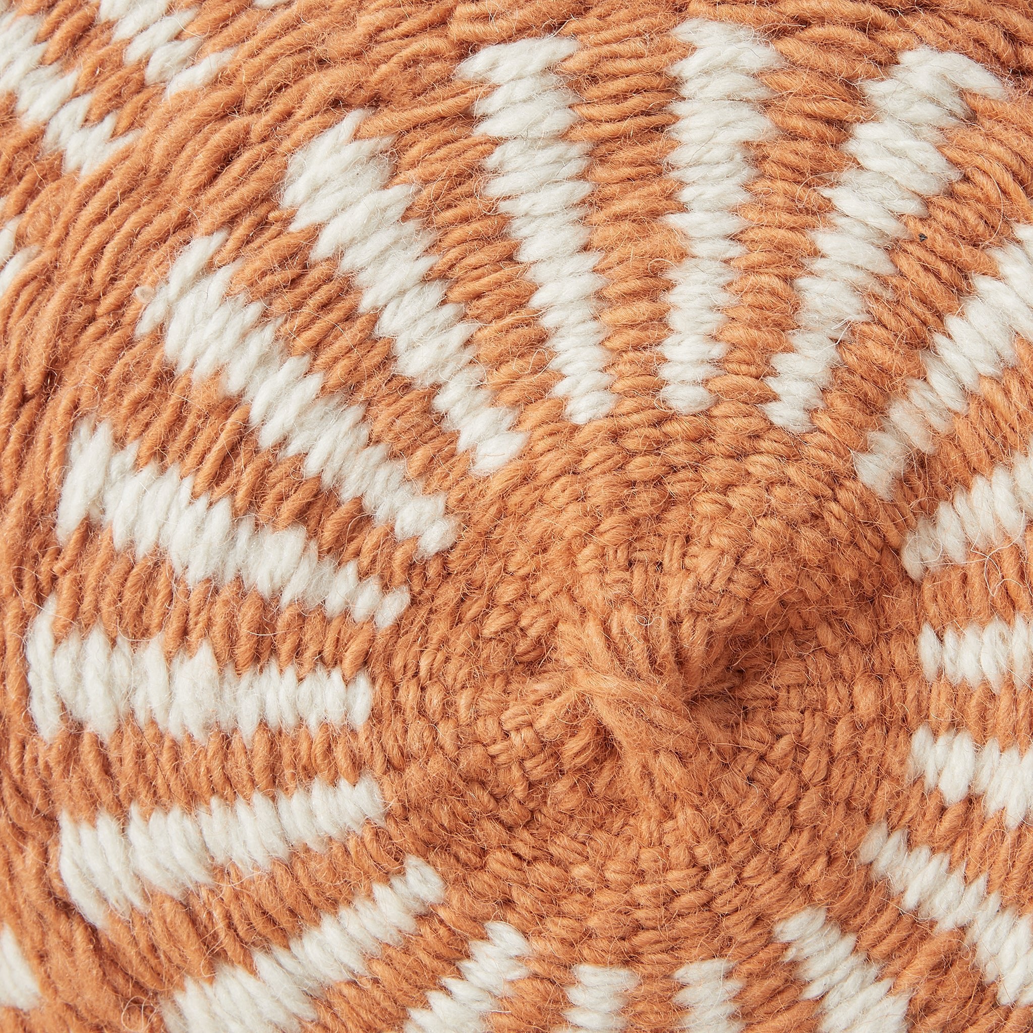 Detailansicht hnadgewebstes Kissen Salta in Naturweiß und Burned Orange.