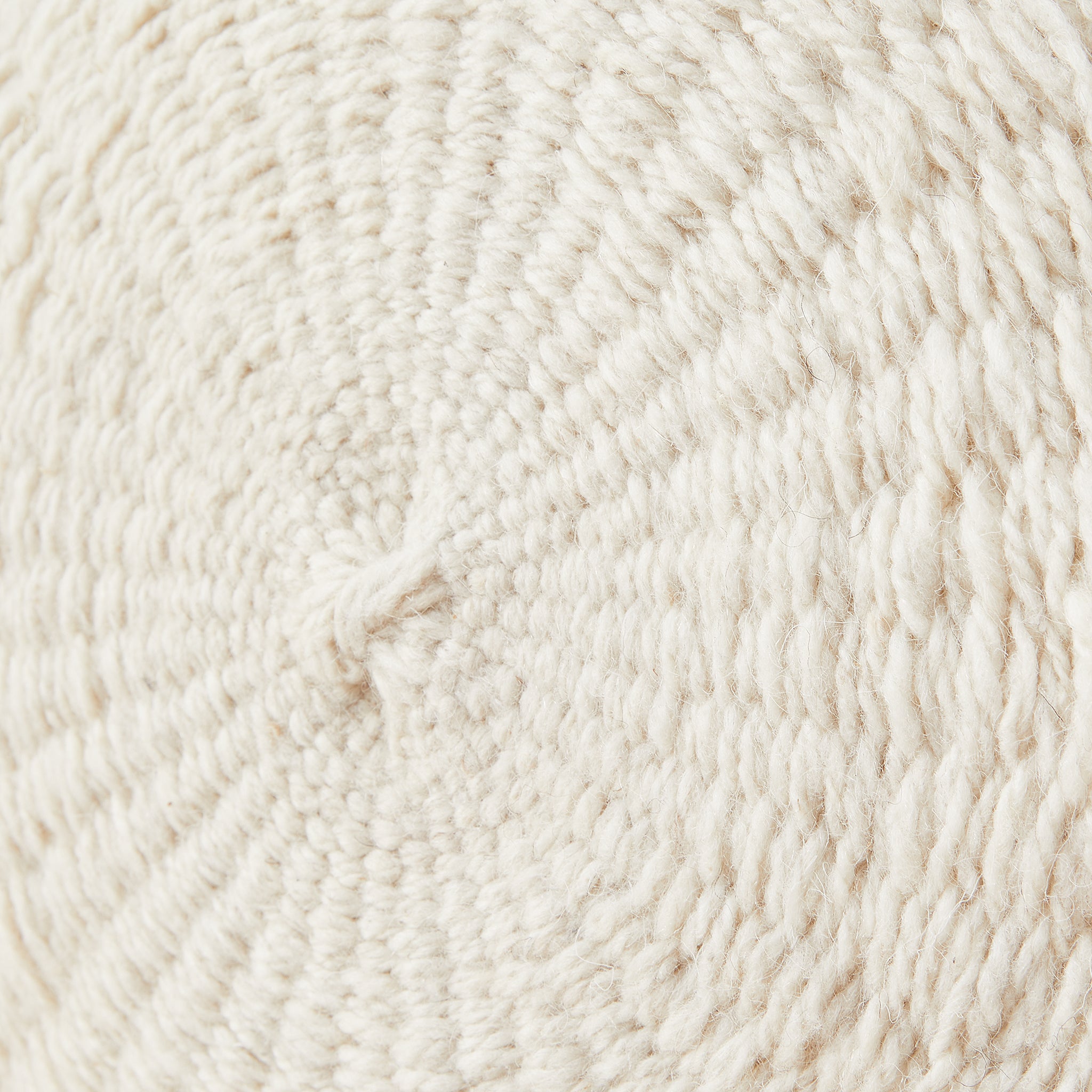 Detailansicht handgewebtes Kissen "Salta" in Naturweiss. 
