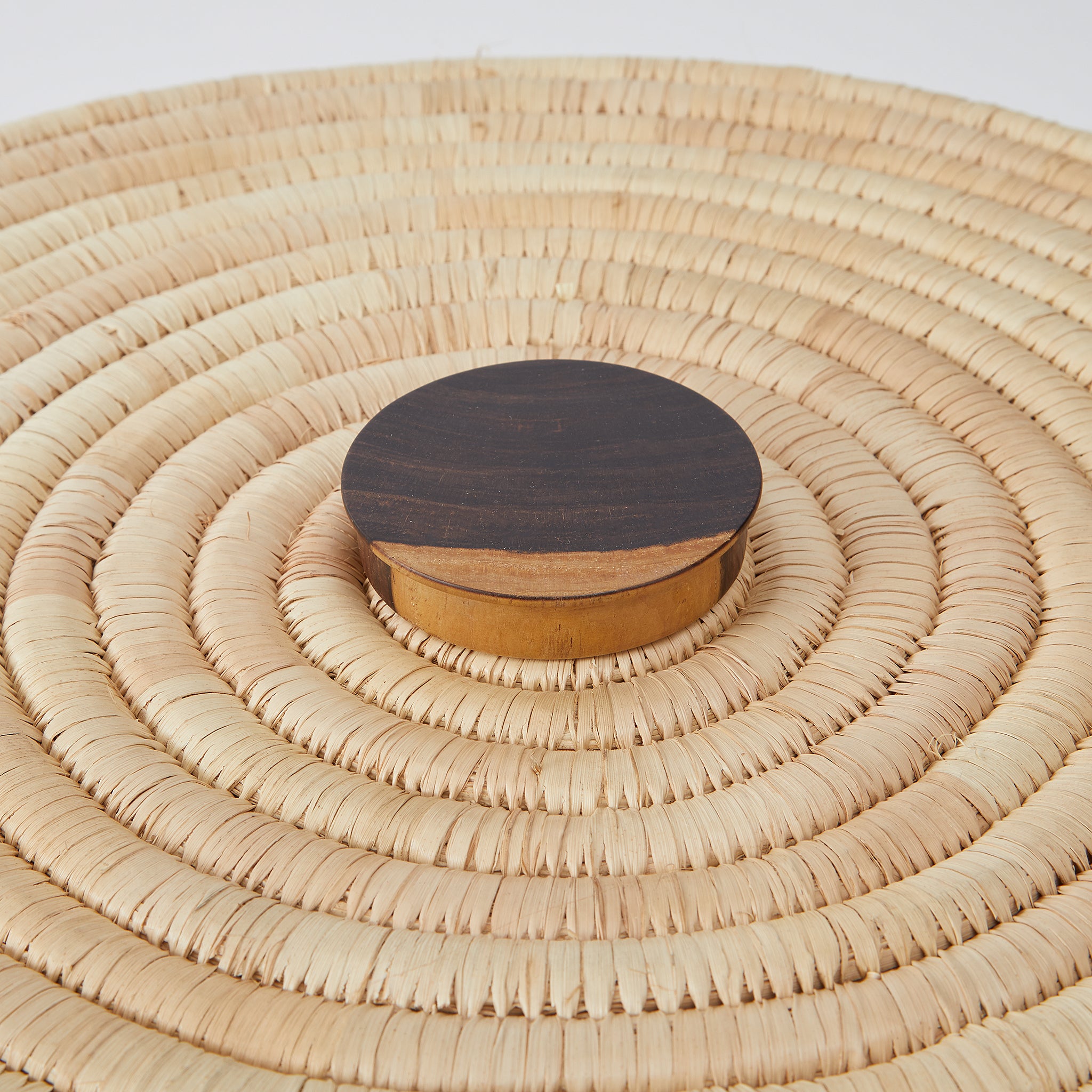 Deckel Wäschekorb mit Mahagoni-Griff.  Nachhaltig von Hand in Malawi geflochten. By Native