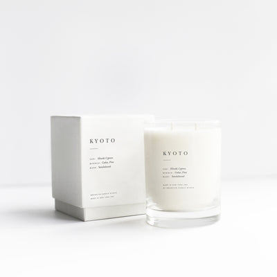 Brooklyn Candle Studio Duftkerze Kyoto Serie Escapist. Eine romantische hommage an Kyoto im Regen, gruene Alleen und japanische Holzarchitektur. Diese wunderbare Duftkerze ist meditative, beruhigende Komposition aus Hinoki-Zypresse, Zeder, Sandelholz, Vetiver und Kiefer. Handgegossen mit 100 % Sojawachs in der kleinen Manufaktur von Brooklyn Candle Studio.
