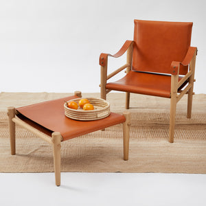 Ambiente Foto: Passend zu unserem Safari Sessel, oder auch als eigenständiger Hocker und Beistelltisch. Liebevoll handgefertigt aus massivem Eichenholz und luxuriösem Leder.
