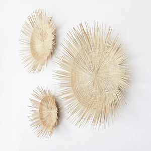 Drei Sonnenteller in Größe L, M und S. Von Hand in Malawi aus Palmenblättern geflochten. 