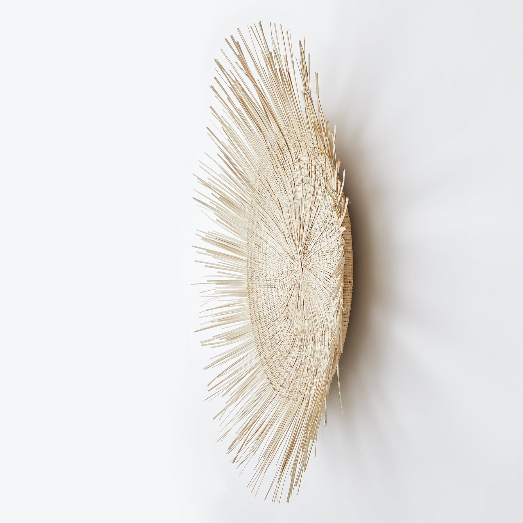 BY NATIVE - handgeflochtene Wanddeko "Sonnenteller", Large, Seitenansicht.