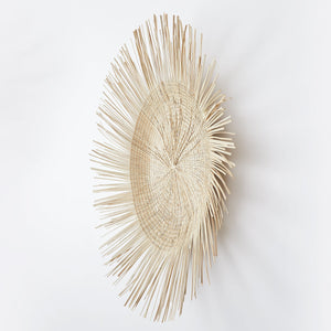 Seitenansicht mit Schattenspiel: BY NATIVE Sonnenteller klein, handgeflochten aus Palmenblättern in Malawi