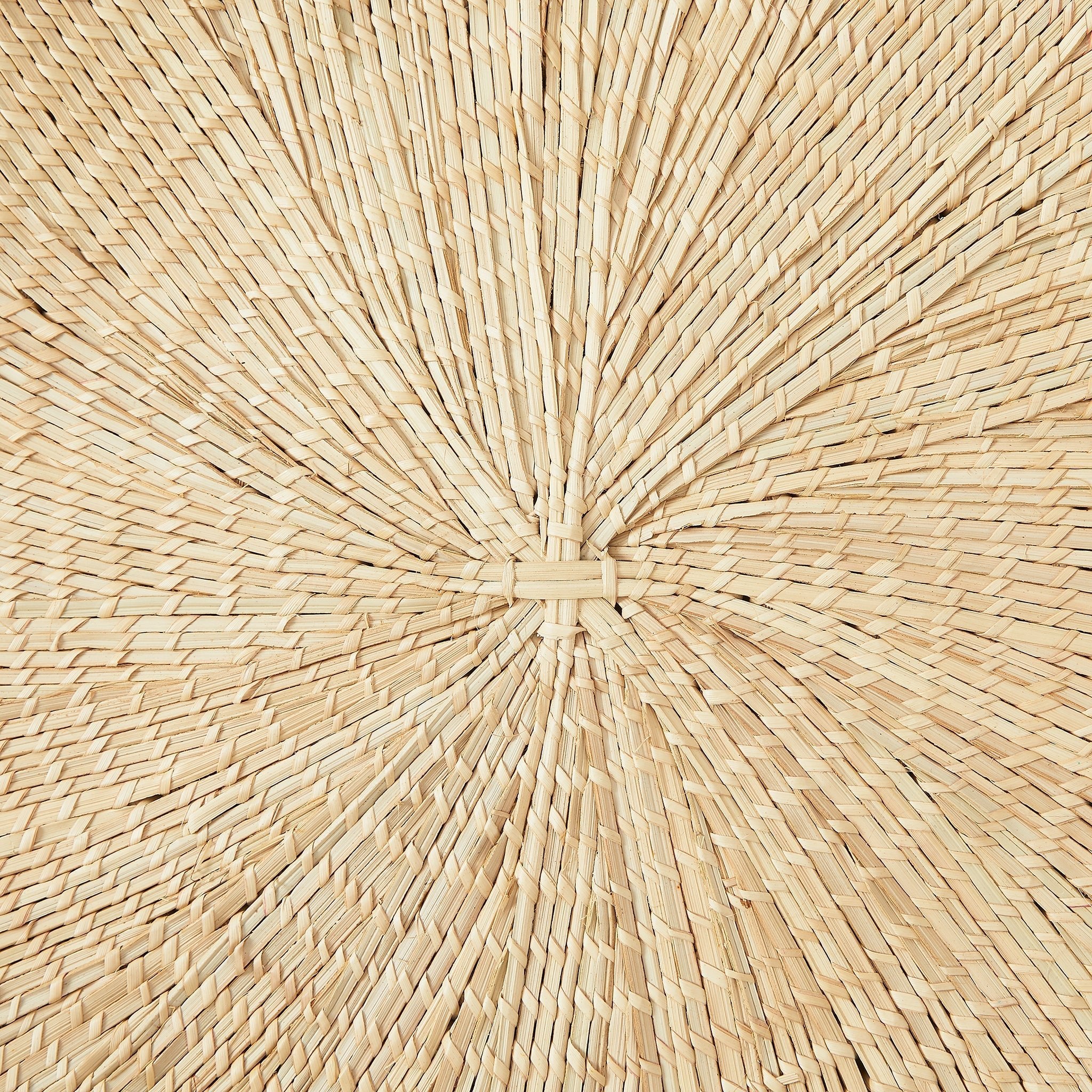 Detailaufnahme: BY NATIVE Sonnenteller Medium, handgeflochten aus Palmenblättern in Malawi