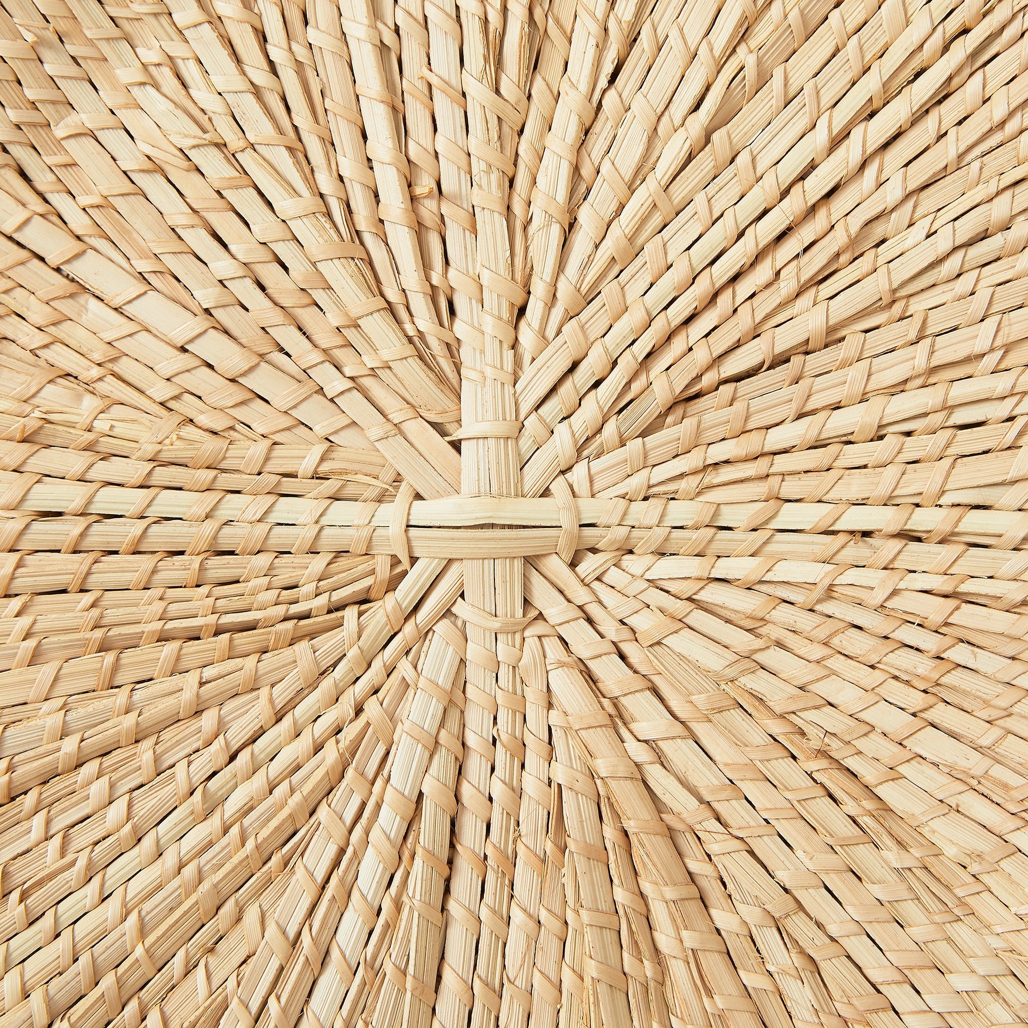 Detailansicht. BY NATIVE Wanddeko "Sonnenteller", Groesse S aus Palmenfasern von Hand geflochten.