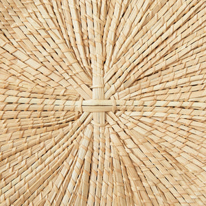 Detailansicht. BY NATIVE Wanddeko "Sonnenteller", Groesse S aus Palmenfasern von Hand geflochten.