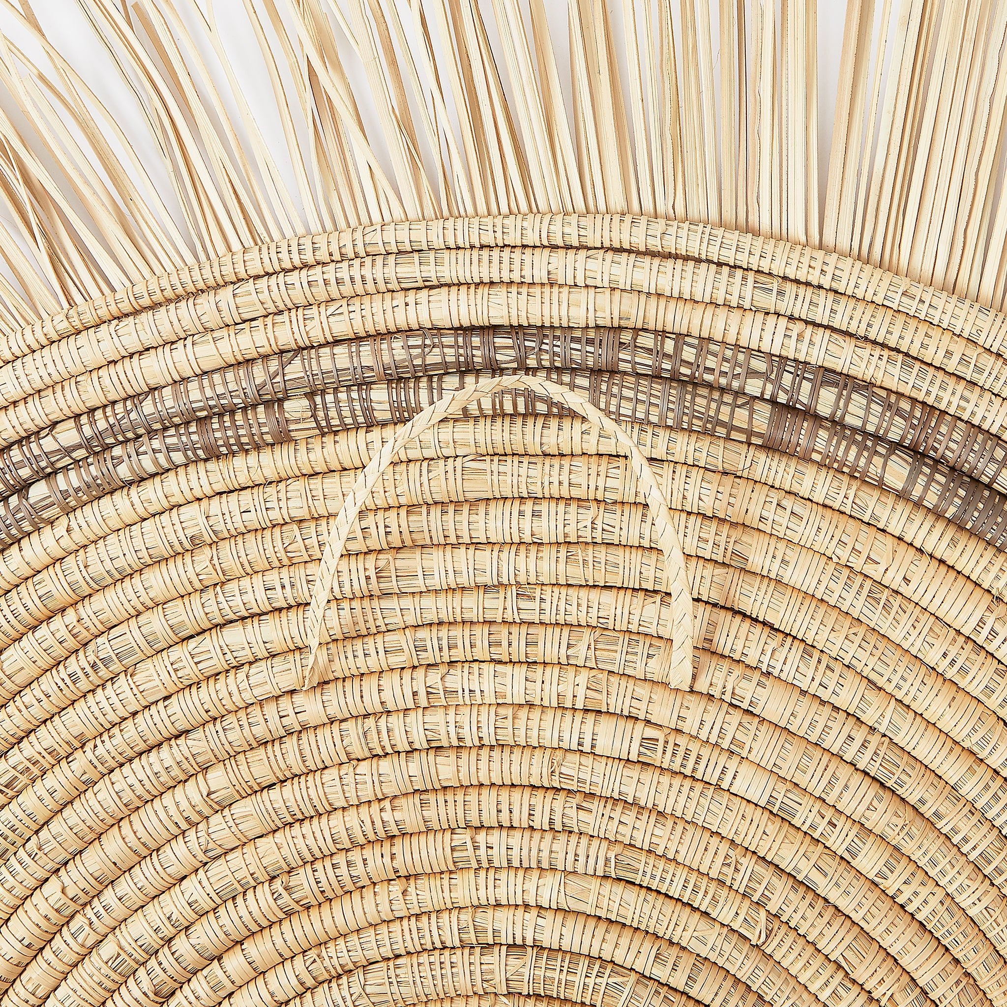Rückansicht mit Aufhänger - BY NATIVE Wanddeko - Handgeflochtener "Sonnenzirkel" 120 cm  
