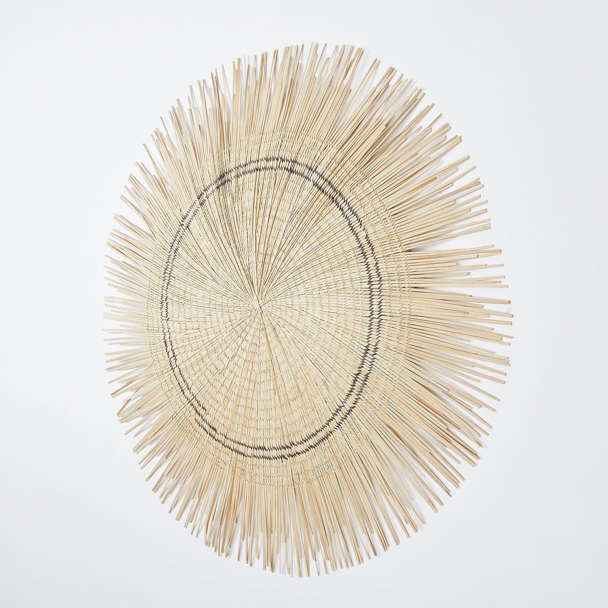 Seitenansicht Snnenzirkel. Atemberaubendes Wandobjekte, handgeflochten von Korbflechterinnen in Malawi - By Native.