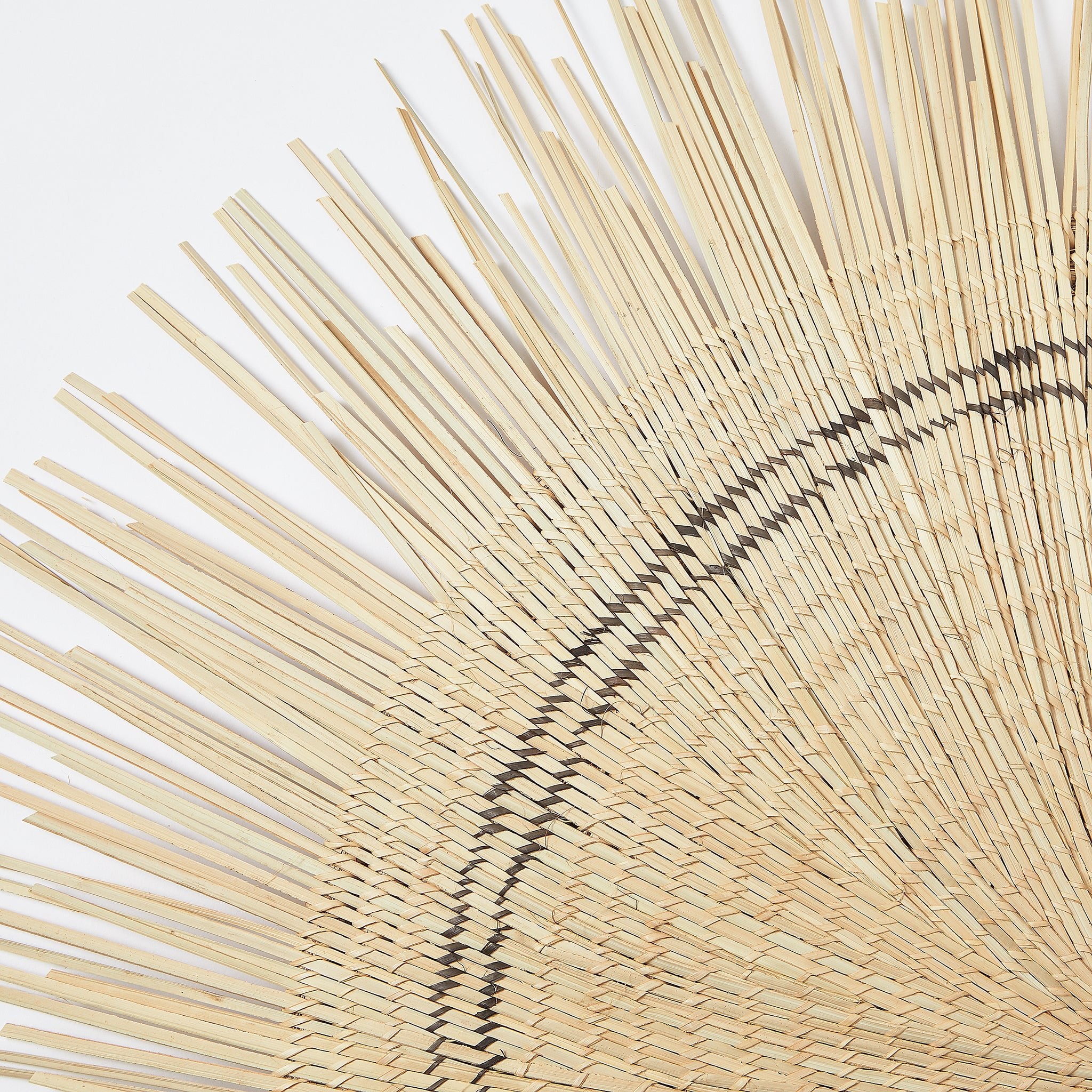 Detailaufnahme Sonnenzirkel: Wandobjekt, sorgfältig handgeflochten von Korbflechterinnen in Malawi - By Native.